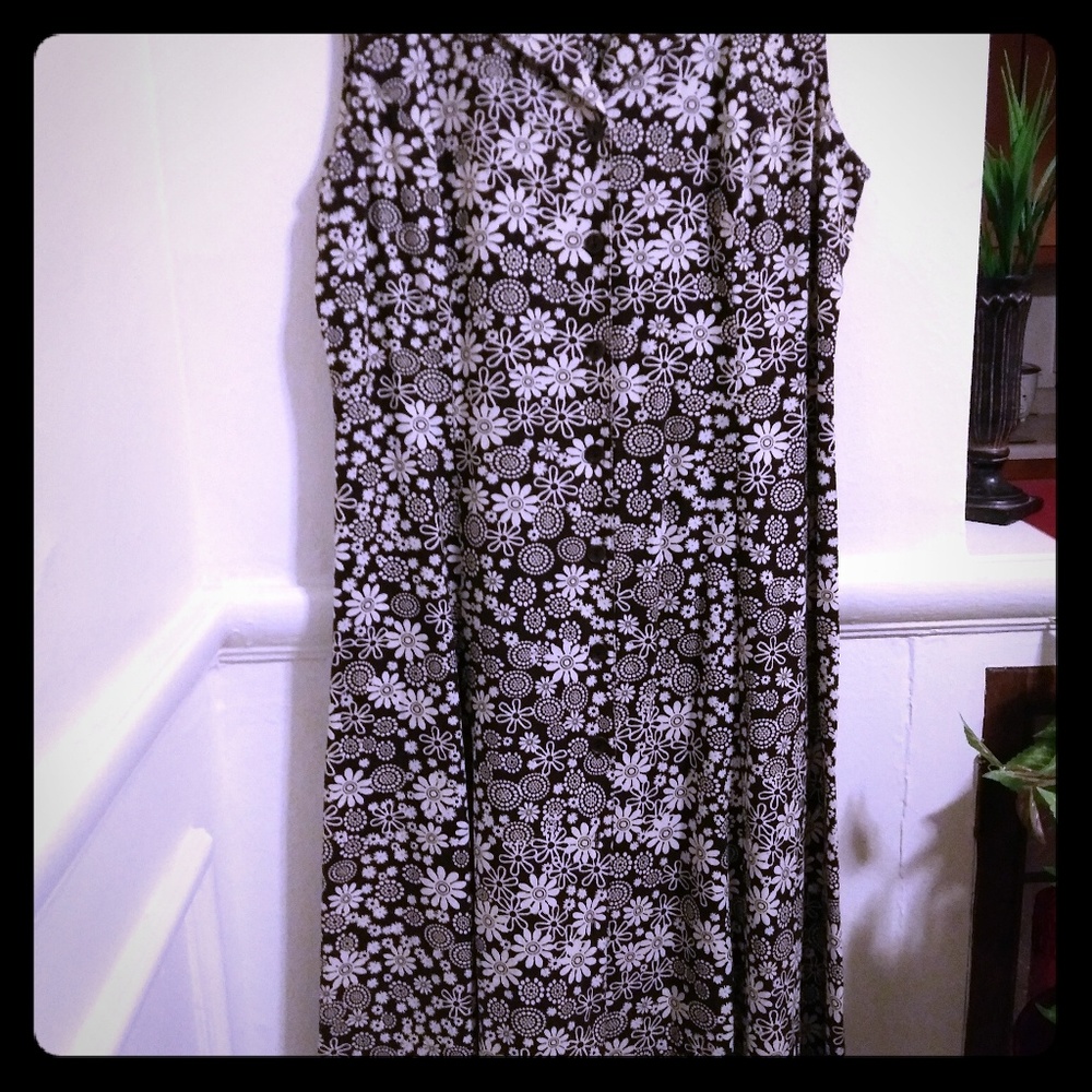 Pretty Sleeveless Button Down Flower Print Dress